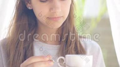 喝咖啡的年轻女人。